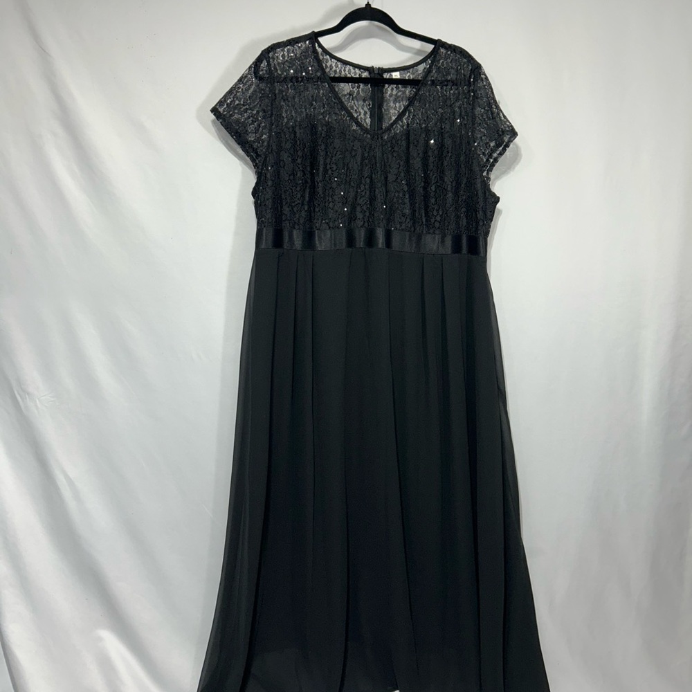 (Plus size) Elegant Black Lace Evening Dress.
